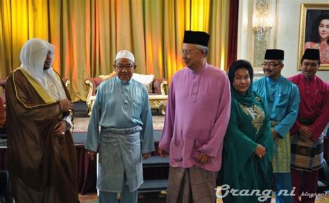 Najib dipenjara 12 tahun, denda rm210 juta подробнее. Orang ni:  Gambar  Rosmah menyorok belakang Najib kerana ...