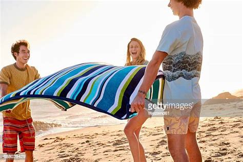 Spreading Beach Blanket Photos Et Images De Collection Getty Images