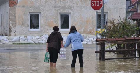 Na Ljubljanskem barju popustila pregreda poplavilo okoli hiš