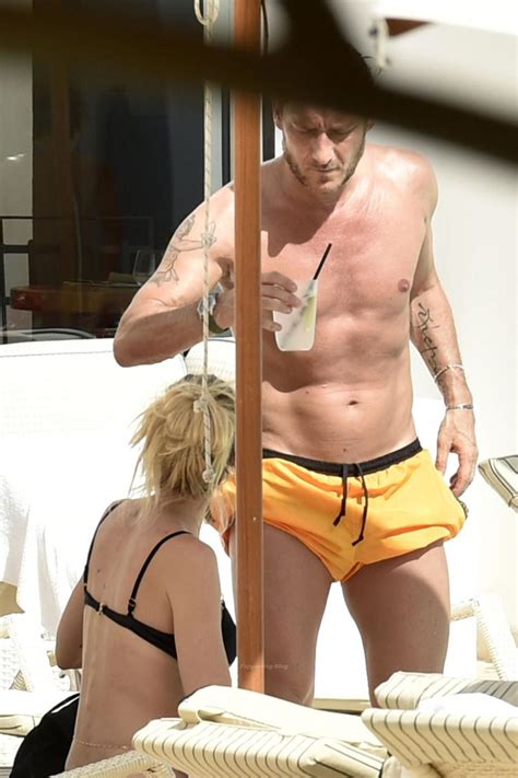 Francesco Totti Ilary Blasi Enjoy A Day At The Pool In Sardinia 7