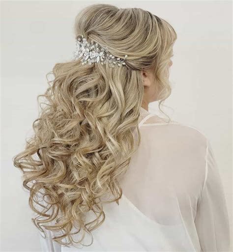 Blonde Swept Curls Loose Hairdo For Round Faces Bridal Hairdo Hairdo