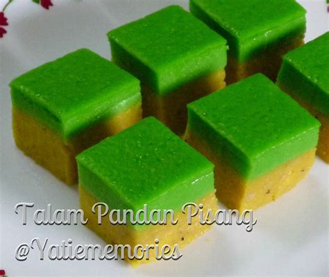 Rasanya memang enak tak heran kue ini banyak disukai. Talam Pisang Pandan - 8