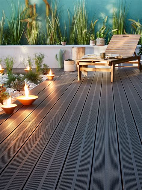 Aussi Zen Que Contemporaine Les Lames En Composite Anthracite Octroient à Votre Terrasse Style