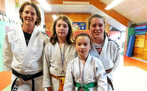 Judo Club De Plouguernével Youna Turuban Et Louane Bernable