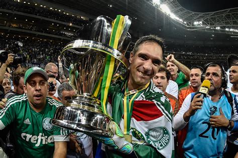 The league at a glance. Com ídolos, Verdão expõe taça e itens da conquista da Copa ...