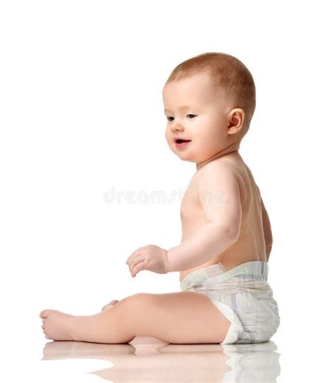 El Sentarse Infantil Del Niño Del Bebé Del Niño Desnudo En Pañal Imagen de archivo Imagen de