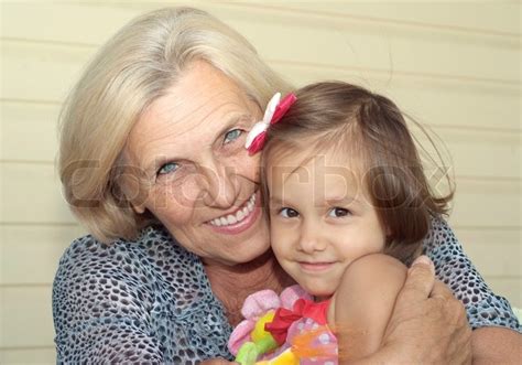 Großmutter und Enkelin Stock Bild Colourbox
