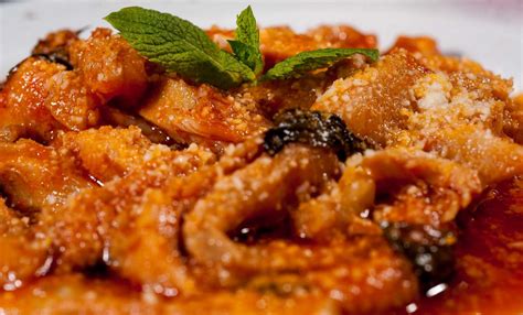 La trippa è una frattaglia che si ricava dallo stomaco ed è composta da quattro parti: Trippa al sugo alla sassarese - Kung-Food