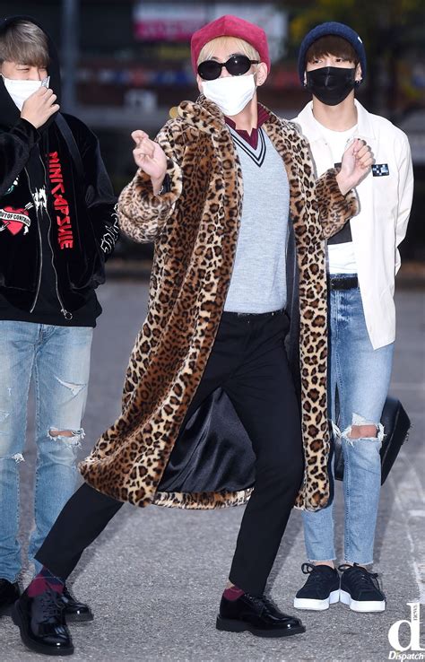 Kim Taehyung V Bts Kim Taehyung Taehyung Gucci Jimin High Fashion Poses Gucci Outfit Bts