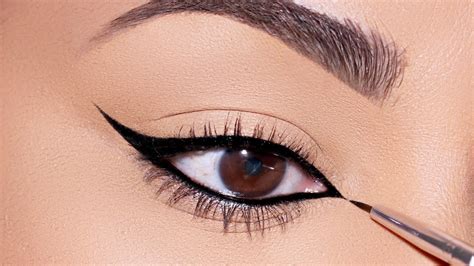 Try This Technique To Apply Perfectly Thin Eyeliner Youll Love It
