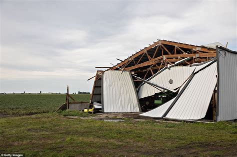 ^ a b cole, kevin; Powerful derecho storm wreaks havoc across the Midwest ...