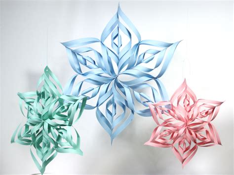 It took me nearly a month to find out how to build this 3d snowflake design, which is different from others'. 3d snowflake | The Frugal Crafter Blog