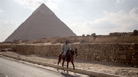 Descubierta En El Cairo Una Pirámide De Granito Rosado Infobae