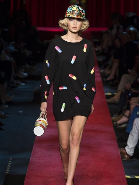 Gigi Hadid Jalan Di 3 Catwalk Dalam 1 Hari Di Milan Fashion Week