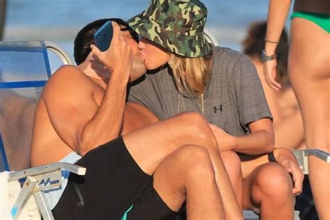 Ex BBB Bárbara Heck troca beijos quentes com o namorado em praia OFuxico Biquíni de lacinho
