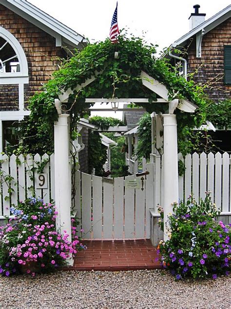 Get Peoples Attention With Beautiful Front Yard Fence Decortrendy