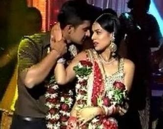 Jamai raja is a tale of siddharth khurana (sid), an hotelier, who falls in love with roshni, a social worker. Roshni And Siddharth Honeymoon - Jamai Raja: Roshni Talks about Her Hubby Siddharth - YouTube ...