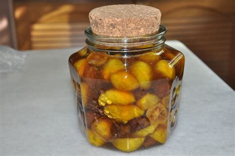 Limau kasturi adalah sejenis buah sitrus yang paling banyak digunakan dalam masakan di asia tenggara. Mai Sepinggan: JERUK ASAM BOI