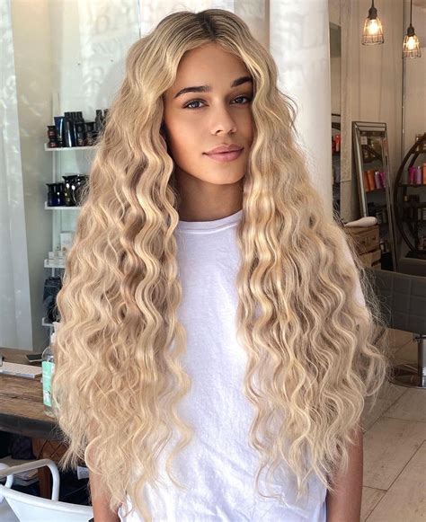 26 silk seam™️ in one of our newest blonde shades pearl blonde highlight⁠ curly girl