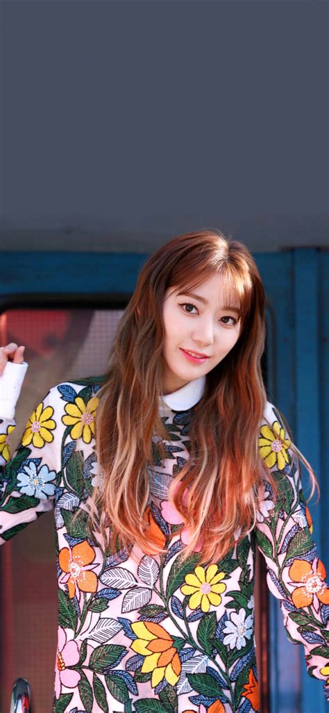 Couple wallpaper will crop your selected photo into two seperated wallpapers that perfectly fit for you and for your friend's. Pin di iz*one wallpapers