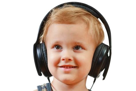 Niño Pequeño Lindo Que Disfruta De Música Usando Los Auriculares Foto