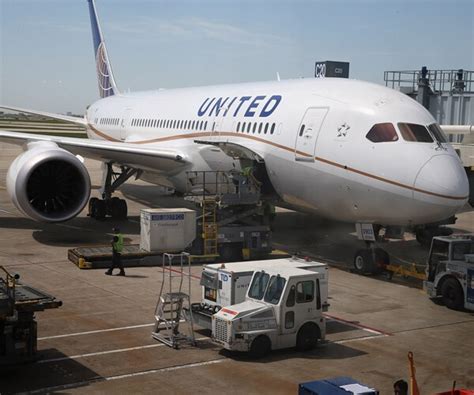 United Baggage Handler Locked In Cargo Hold On Nc To Dc Flight