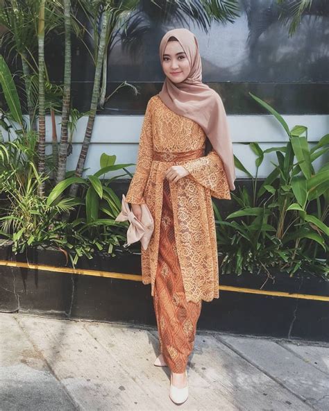 8 Inspirasi Dress And Kebaya Brokat Dengan Hijab Buat Kondangan