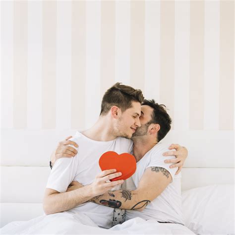 Systematisch untersucht werden die fälle nicht. Liebevolle homosexuelle paare, die im bett aufwerfen | Kostenlose Foto