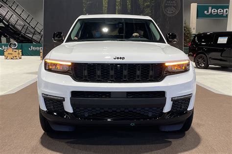 Jeep Grand Cherokee L Looks Slick With New Limited Black Package Carbuzz