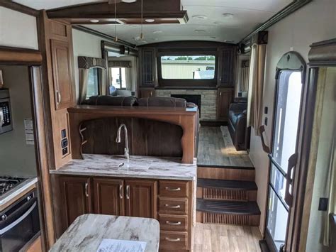 Luxury Fifth Wheels With Front Living Room