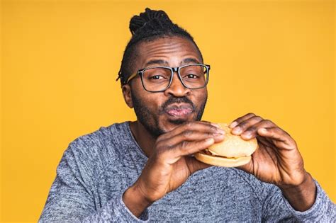 Hambriento Joven Afroamericano Negro Comiendo Hamburguesa Aislado Sobre