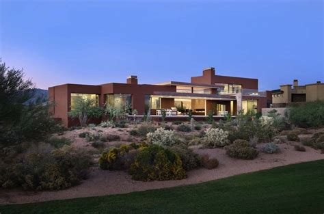 A great example of innovative desert homes, this urban house in tempe, arizona, designed by architects chen + suchart studio, illustrates the art of stacking styles, volumes and materials. Arizona desert home blurs indoor-outdoor boundaries