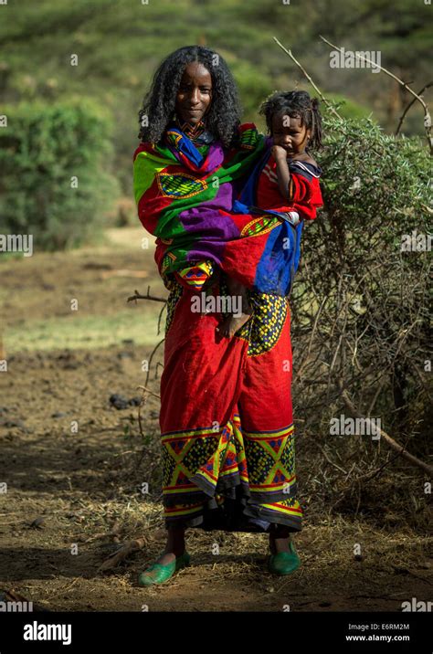 Borana Tribe Mother Carrying Her Baby Yabelo Ethiopia Stock Photo Alamy