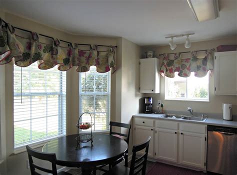 Window treatments serve as pretty accents in the kitchen. The Ideas of Kitchen Bay Window Treatments - TheyDesign ...