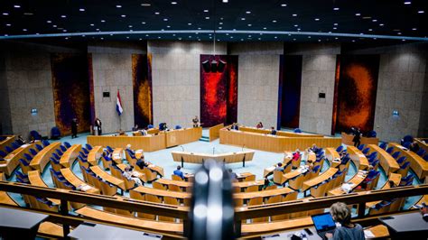 De tweede kamer neemt daar geen genoegen mee. Kamer stelt debat over avondklok uit naar morgen | NOS