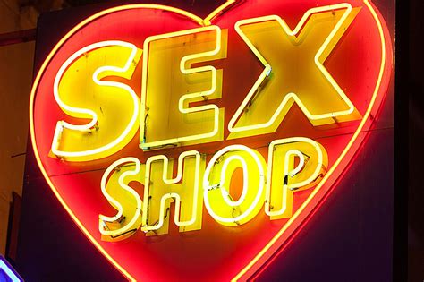sex shop employees fight off robber by throwing toys