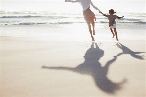 Madre E Hija De La Mano Y Corriendo En La Playa Asoleada Con Imágenes