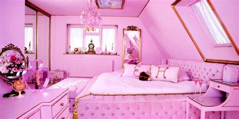 Girly themes for girly rooms. This All-Pink Airbnb is a Real Life Barbie DreamHouse ...