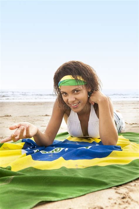 Menina Na Praia Com Bandeira E Futebol De Brasil Foto De Stock Imagem De Brasileiro Morena