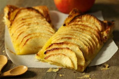 Cette recette de tarte aux pommes est une recette facile à réaliser, sans crème, juste avec des fruits : Recette de Tarte fine aux pommes facile et rapide