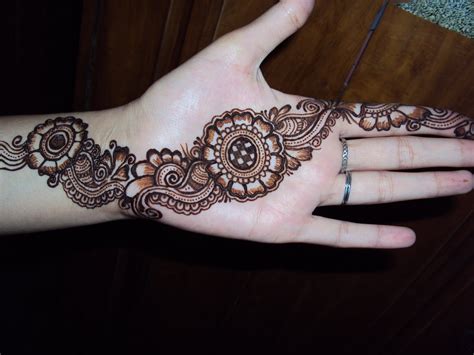 Simple And Beautiful Mehndi Designs Simple Mehndi Designs By Ayeshaakram Indian Fashion Dresses