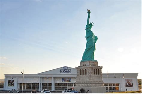 Semelhante à estátua da liberdade, a estrutura foi empalada por um poste. Botucatu: Havan confirma réplica da Estátua da Liberdade na mega loja da cidade; monumento chega ...