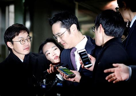Samsung Group Vicechairman Lee Jaeyong Is Surrounded By