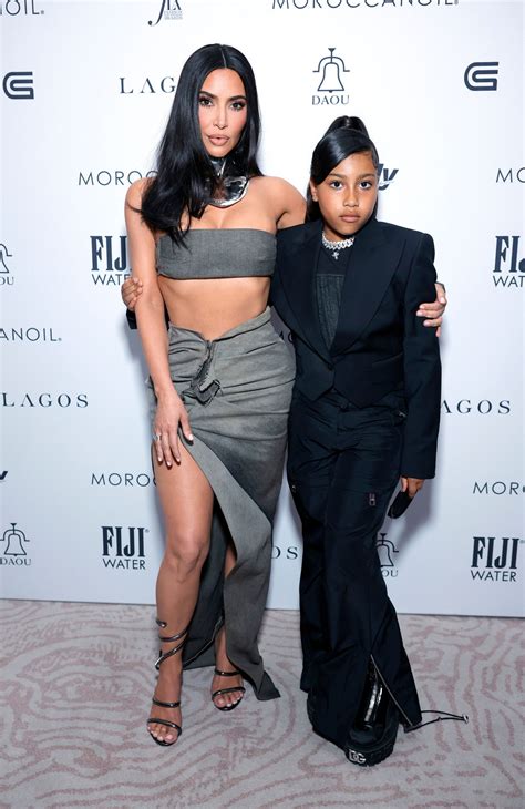Kim Kardashian Et North West Duo Mère Fille Sur Le Tapis Rouge Vanity Fair
