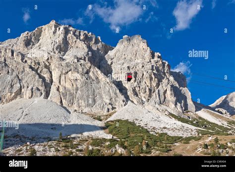 Funivia Monte Lagazuoi 2778 Metri Passo Falzarego Dolomiti Italia
