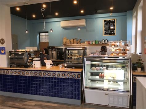Keramik batu alam yang dipasang di ruang makan bisa. Keramik Etalase Rumah Makan Mewah - 40 Ide Desain Rak ...