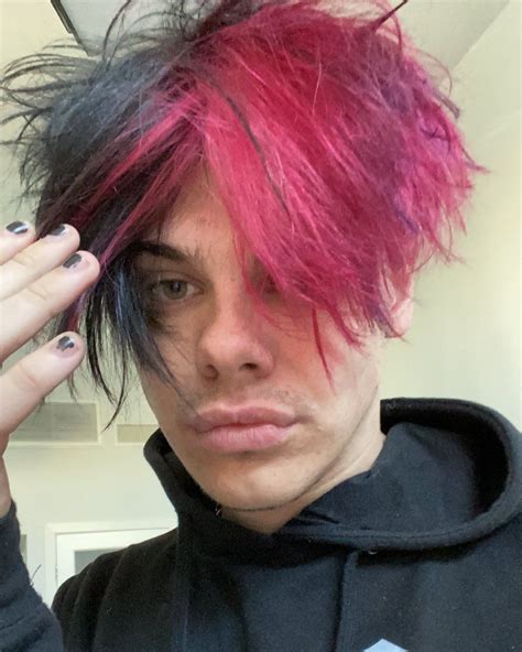 Pin By Sawrcandy On Yungblud Boys Dyed Hair Pink And Black Hair
