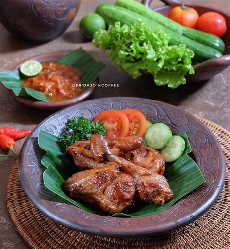 Ayam bakar siap disajikan dengan. Resep Ayam Bumbu Bacem - Masak Apa Hari Ini?