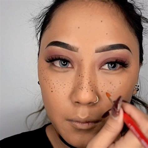 20 Game Changing Makeup Hacks We Learned On Instagram Faux Freckles