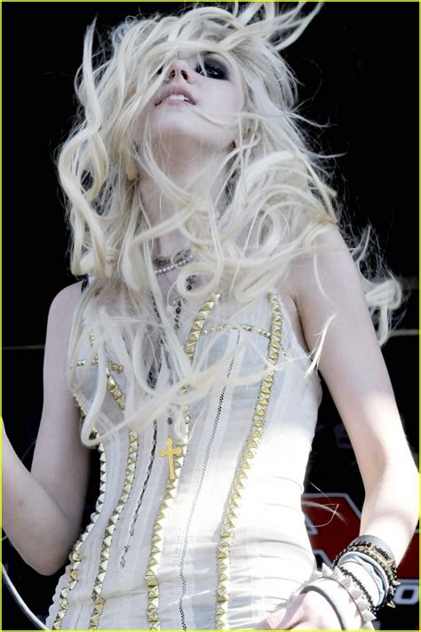 Taylor Momsen Warped Tour With The Pretty Reckless Photo 2462357